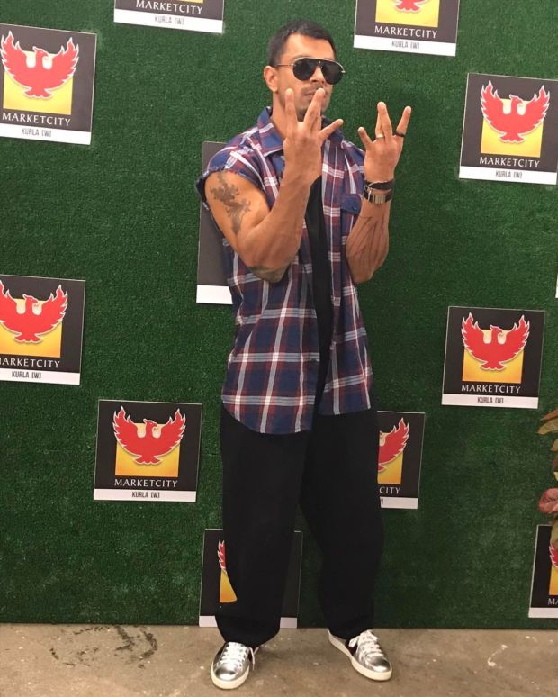 Karan Singh Grover Sings RAP Live On Stage With Mika Singh At His Song "2 Shots " Launch Concert