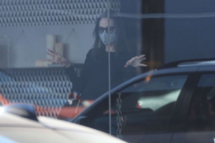 Angelina Jolie Shopping At High-End Knoll Home Design Shop In West Hollywood