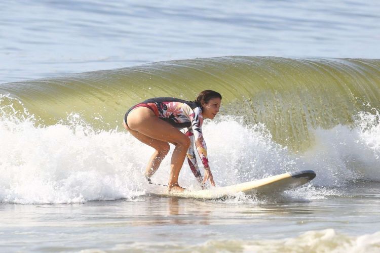 Bethenny Frankel Surfing The Waves In The Hamptons