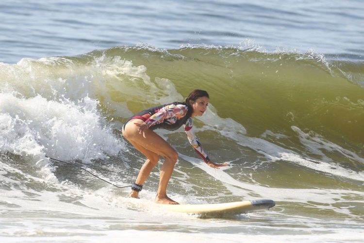 Bethenny Frankel Surfing The Waves In The Hamptons