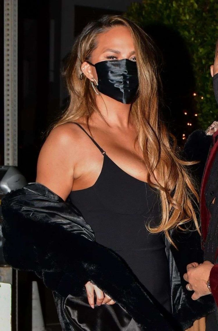 Chrissy Teigen Stepped Out In All Black Outfit For A Night Out In Los Angeles