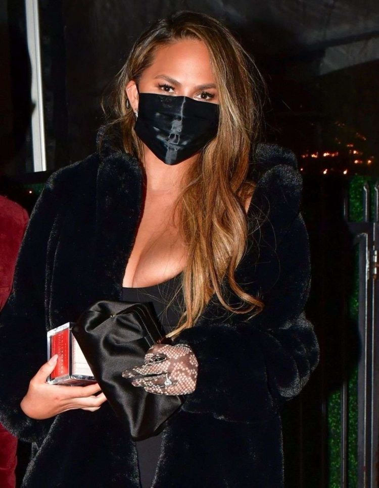 Chrissy Teigen Stepped Out In All Black Outfit For A Night Out In Los Angeles