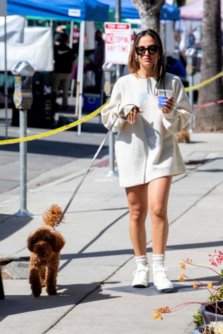 Inanna Sarkis Walking Her Dog At Alfred's In Studio City