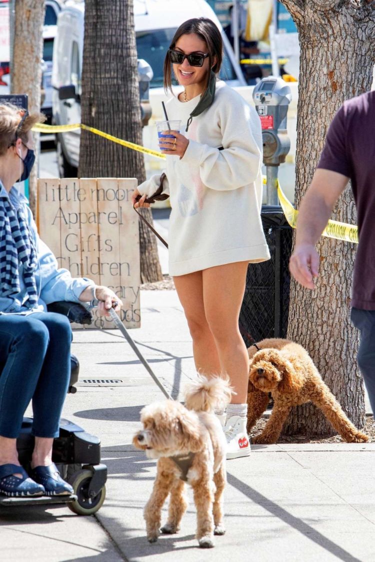 Inanna Sarkis Walking Her Dog At Alfred's In Studio City