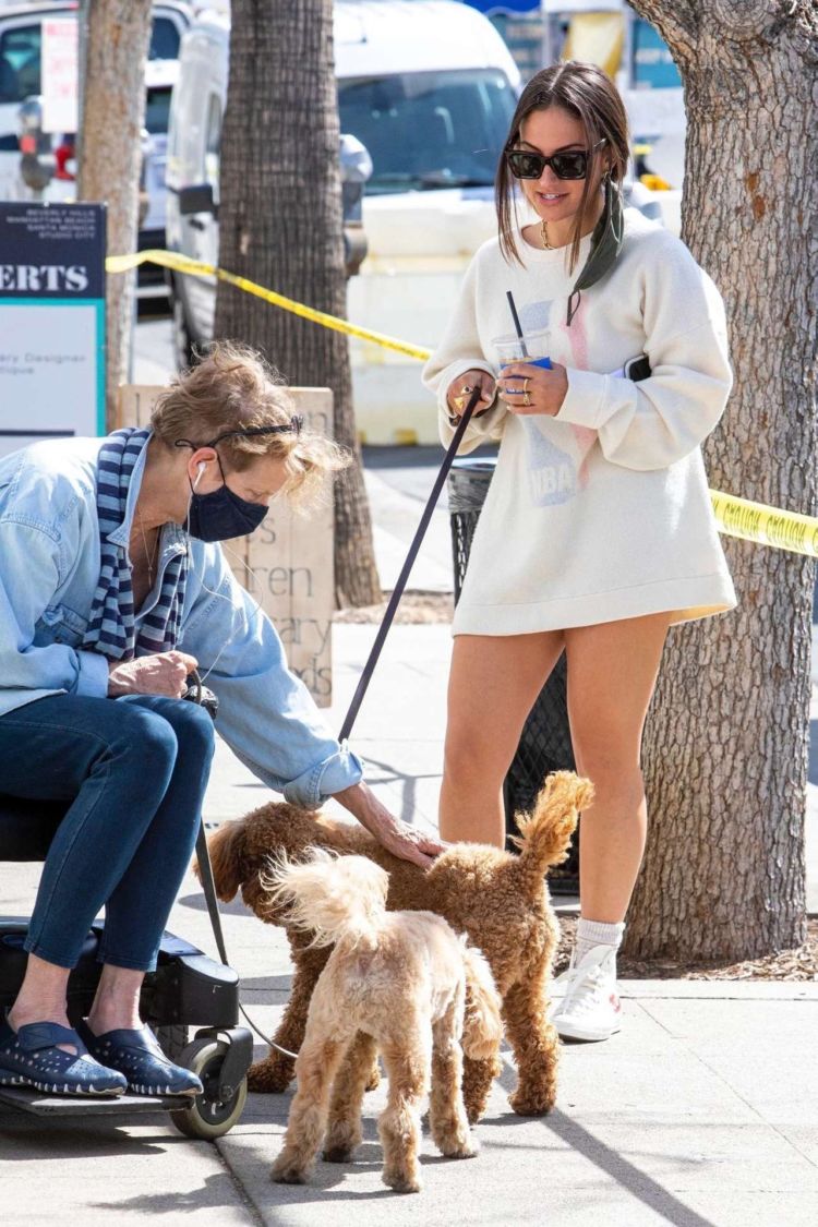 Inanna Sarkis Walking Her Dog At Alfred's In Studio City