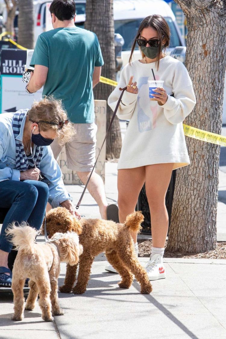 Inanna Sarkis Walking Her Dog At Alfred's In Studio City