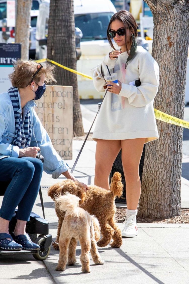 Inanna Sarkis Walking Her Dog At Alfred's In Studio City