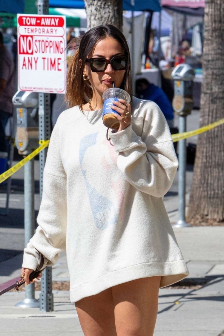 Inanna Sarkis Walking Her Dog At Alfred's In Studio City