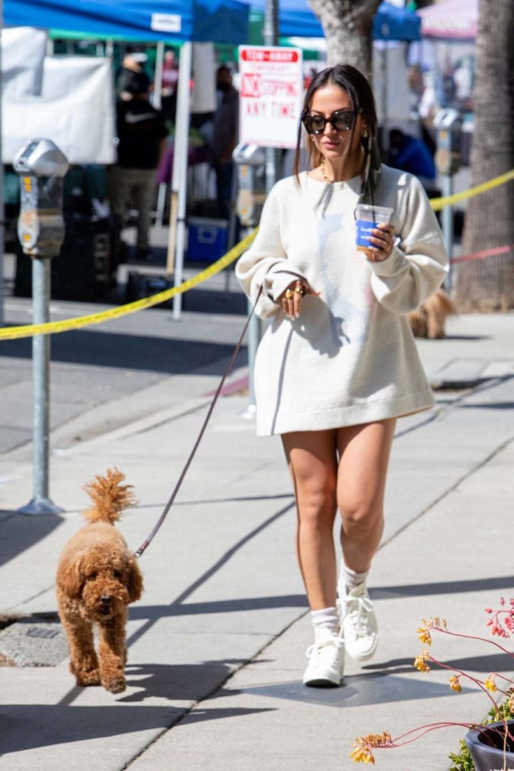 Inanna Sarkis Walking Her Dog At Alfred's In Studio City