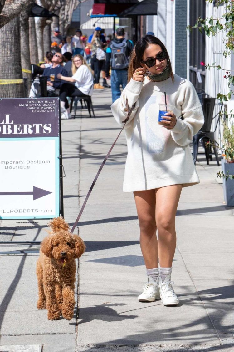 Inanna Sarkis Walking Her Dog At Alfred's In Studio City