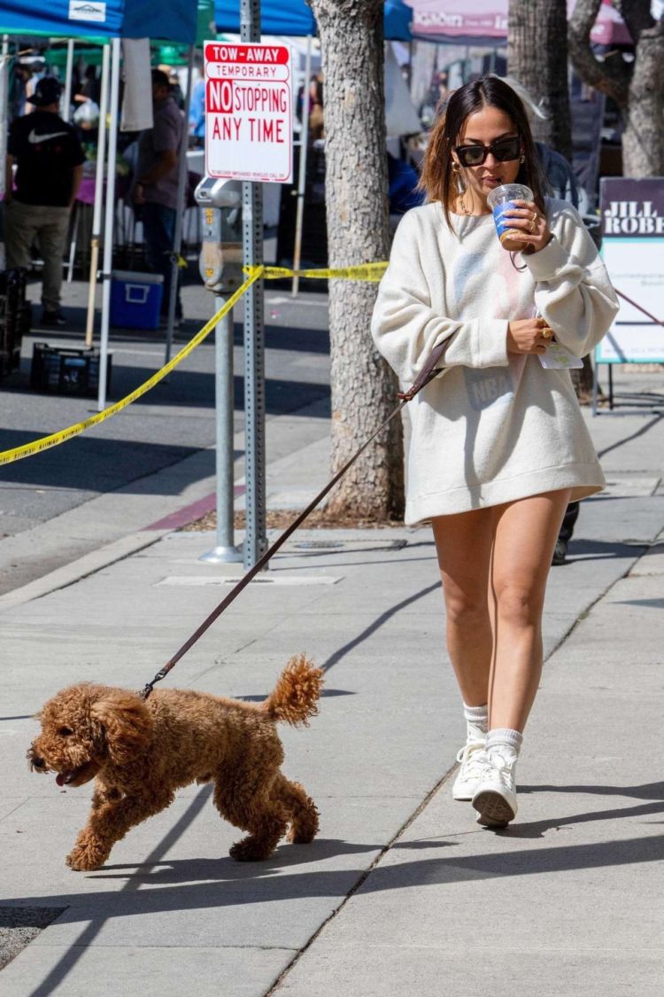 Inanna Sarkis Walking Her Dog At Alfred's In Studio City