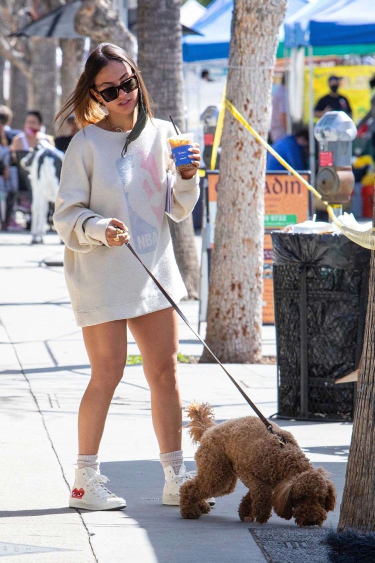 Inanna Sarkis Walking Her Dog At Alfred's In Studio City