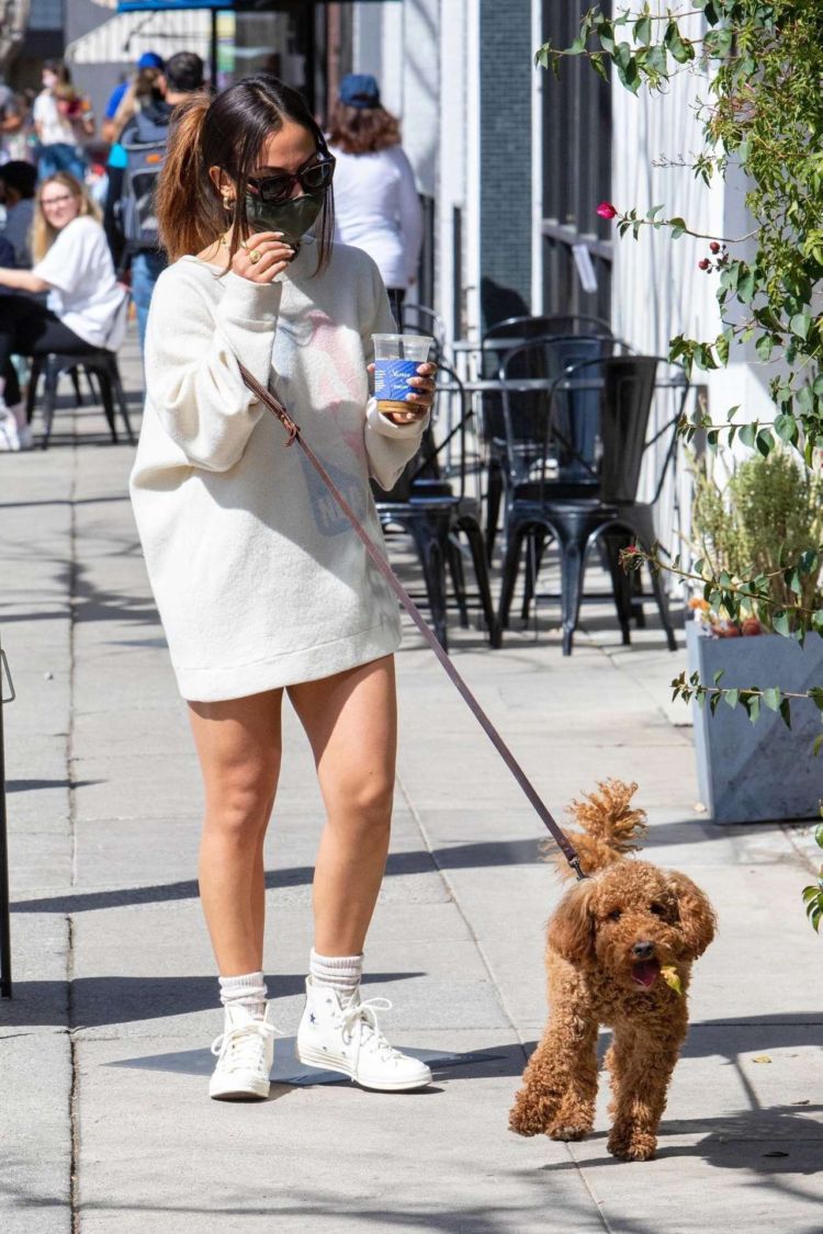 Inanna Sarkis Walking Her Dog At Alfred's In Studio City