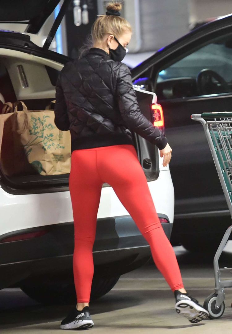 Julianne Hough Looks Amazing In Red Gym Outfit