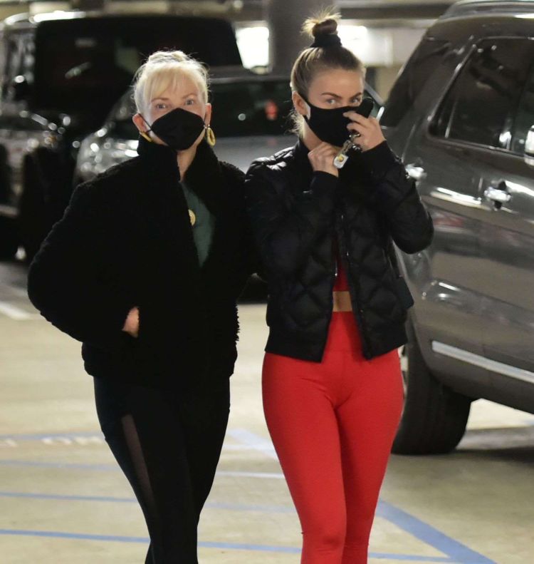 Julianne Hough Looks Amazing In Red Gym Outfit