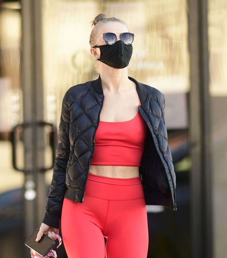 Julianne Hough Looks Amazing In Red Gym Outfit