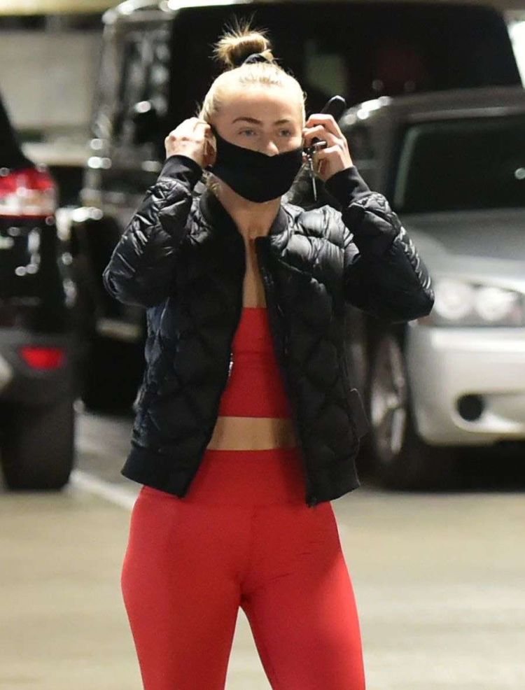 Julianne Hough Looks Amazing In Red Gym Outfit