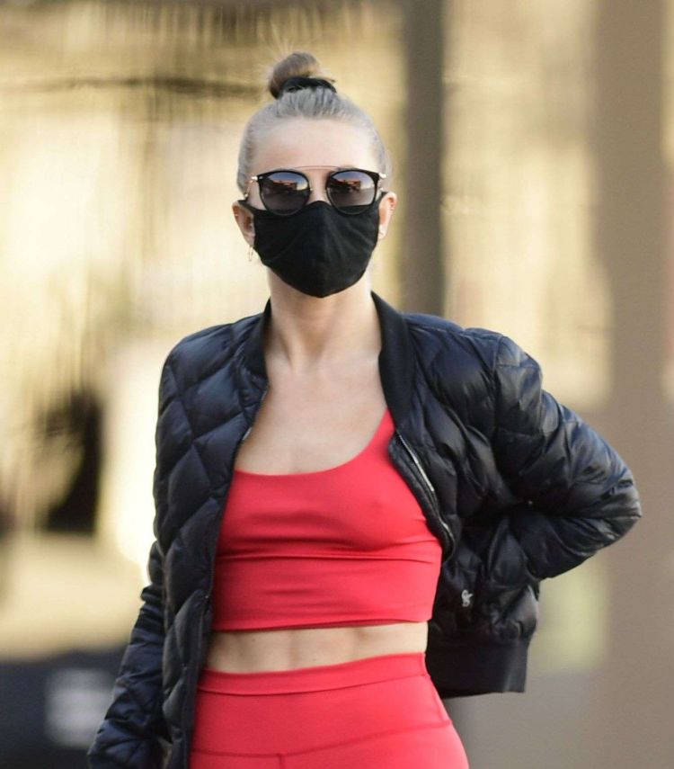 Julianne Hough Looks Amazing In Red Gym Outfit