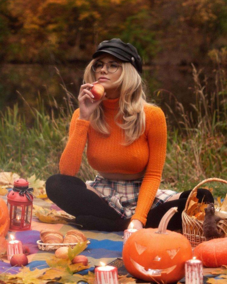 Nata Lee Poses For A Photoshoot At A Park