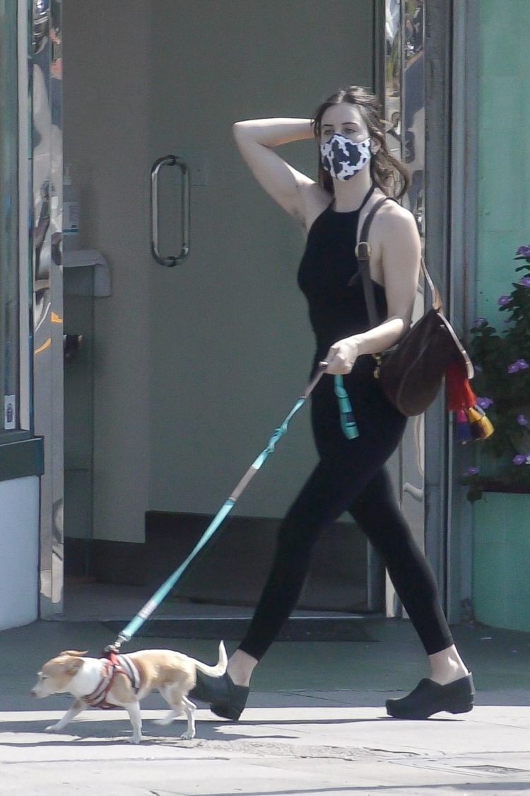 Scout Willis In Black Outside The Coffee Bean And Tea Leaf In Los Feliz