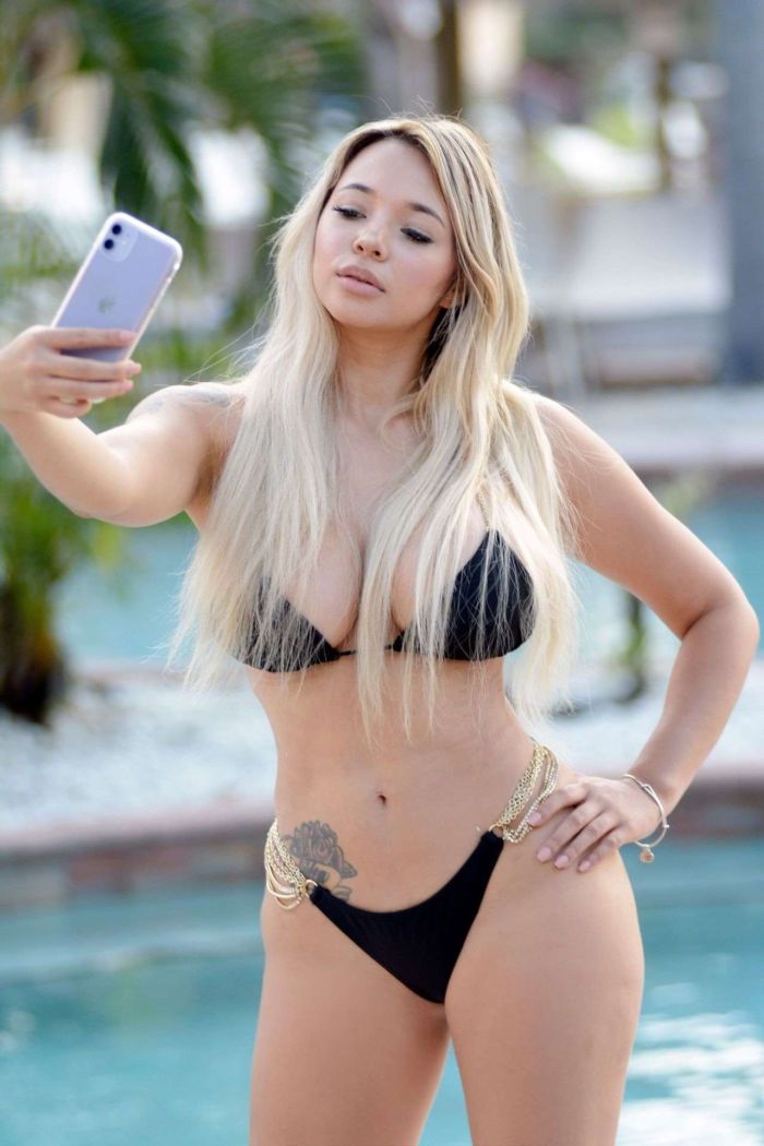 Sensational Bella Bunnie Amor In A Black Bikini In Miami