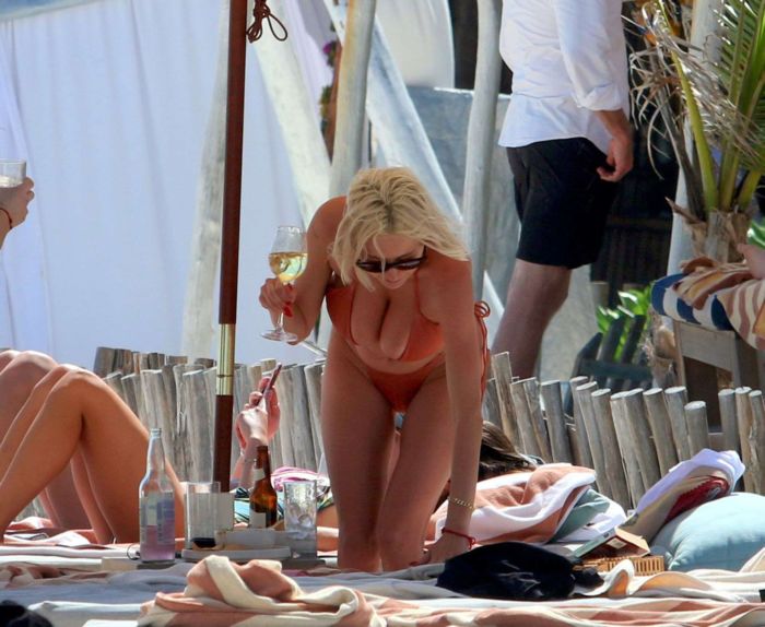 Caroline Vreeland Enjoying In Red Bikini On The Beach In Tulum
