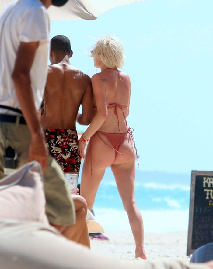 Caroline Vreeland Enjoying In Red Bikini On The Beach In Tulum