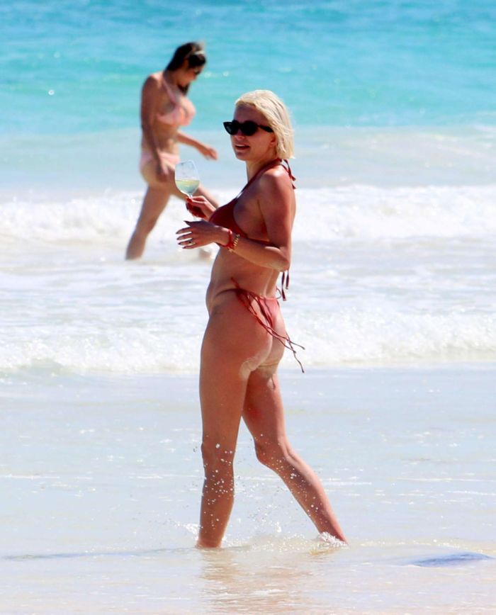 Caroline Vreeland Enjoying In Red Bikini On The Beach In Tulum