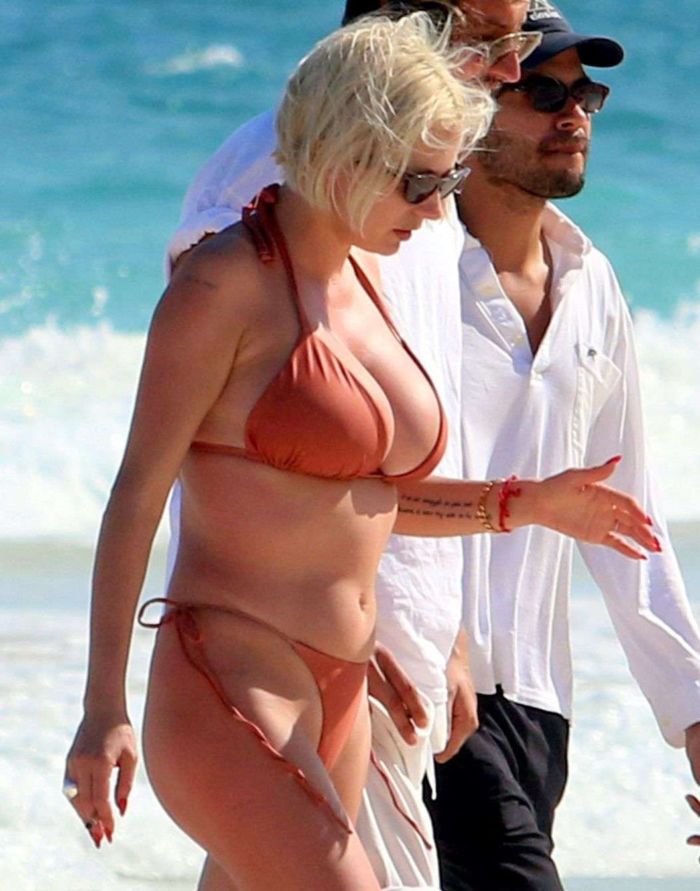 Caroline Vreeland Enjoying In Red Bikini On The Beach In Tulum