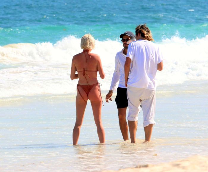 Caroline Vreeland Enjoying In Red Bikini On The Beach In Tulum