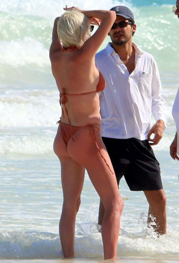 Caroline Vreeland Enjoying In Red Bikini On The Beach In Tulum