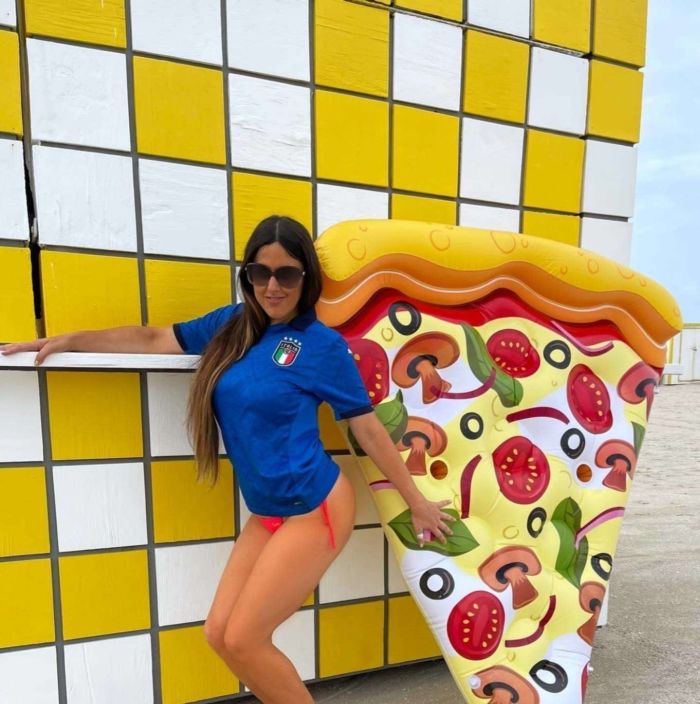 Claudia Romani Posing In Bikini At The South Beach