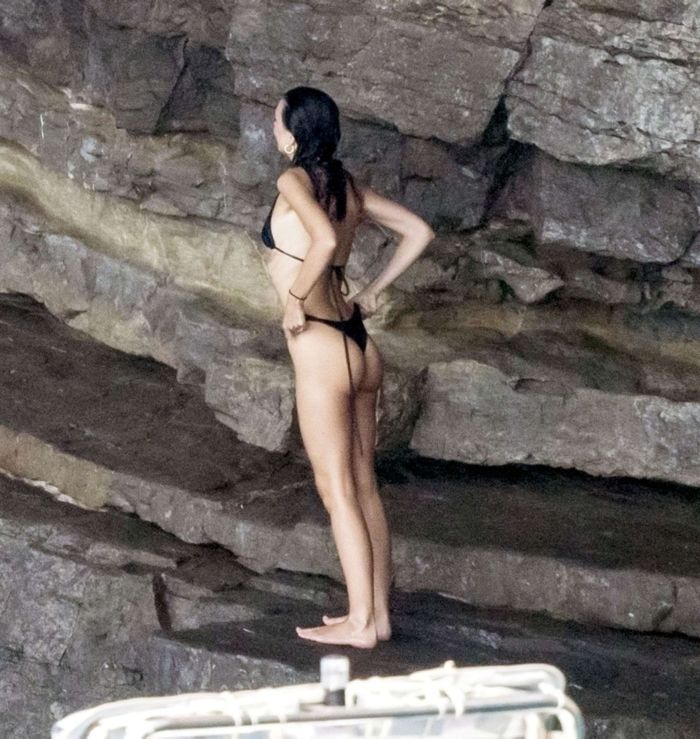 Emily Ratajkowski In A Black Bikini On A Yacht In Italy