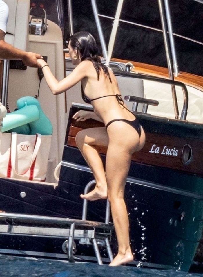 Emily Ratajkowski In A Black Bikini On A Yacht In Italy