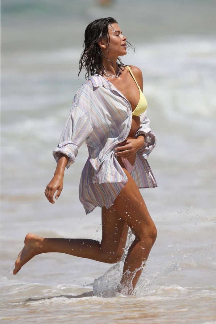 Georgia Fowler Relaxing In Bikini On Bondi Beach In Sydney