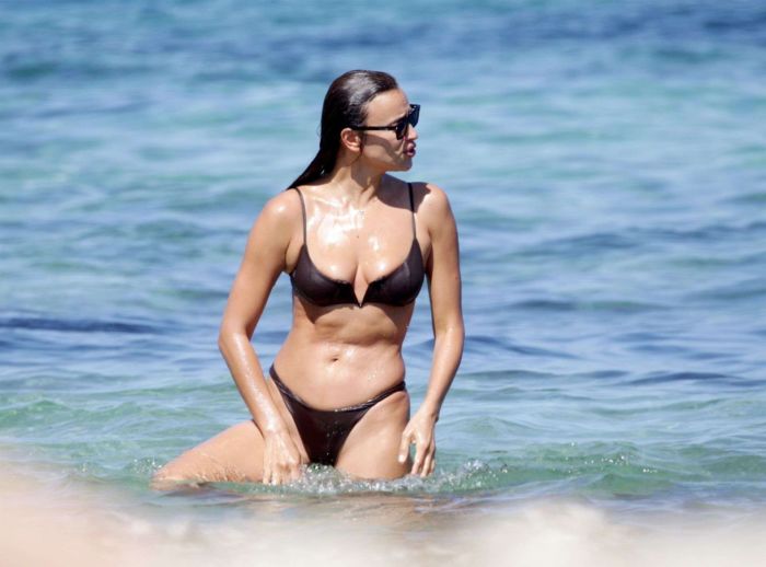 Irina Shayk Enjoying In A Bikini On The Beach In Ibiza
