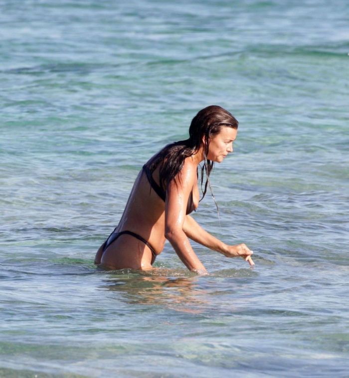 Irina Shayk Enjoying In A Bikini On The Beach In Ibiza