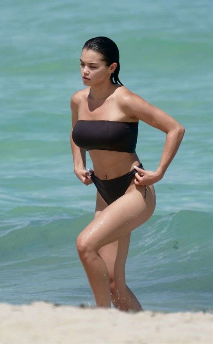 Paris Berelc In A Black Bikini On The Beach In Miami