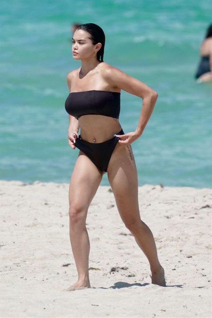 Paris Berelc In A Black Bikini On The Beach In Miami