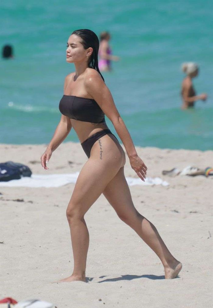 Paris Berelc In A Black Bikini On The Beach In Miami