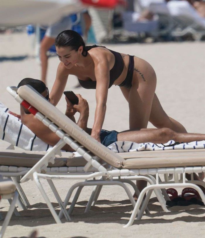 Paris Berelc In A Black Bikini On The Beach In Miami