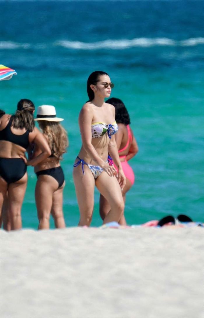 Paris Berelc Vacationing In A Colorful Bikini On The Beach In Miami