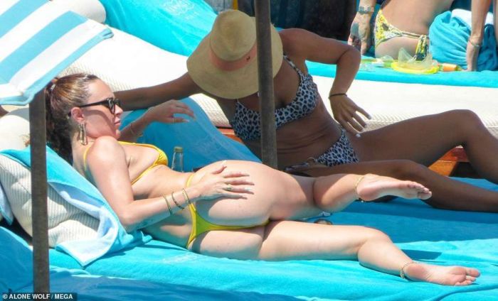 Rumer Willis And Demi Moore Tanning At A Beach In Mykonos